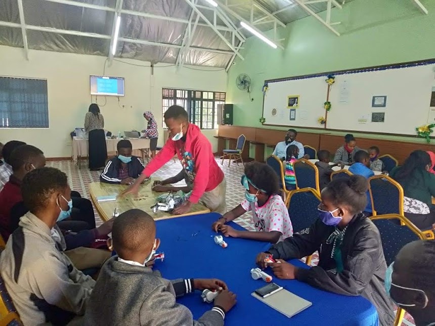 Children participating in MentorSpace community learning